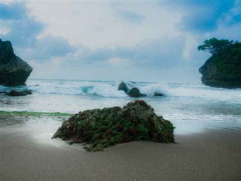 Menilik Indahnya Pantai Batu Hiu Tanah Lot Nya Jawa Barat Kumparan