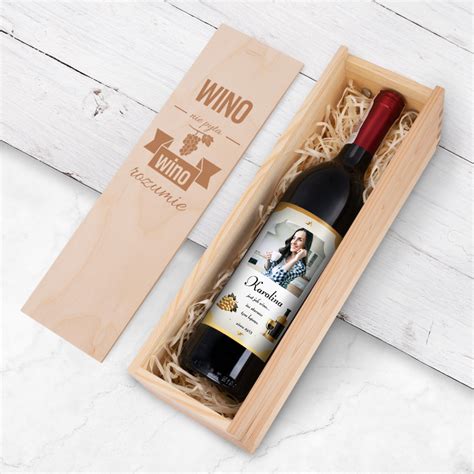 Wino na urodziny ze zdjęciem z personalizowaną etykietą Kobieta jest