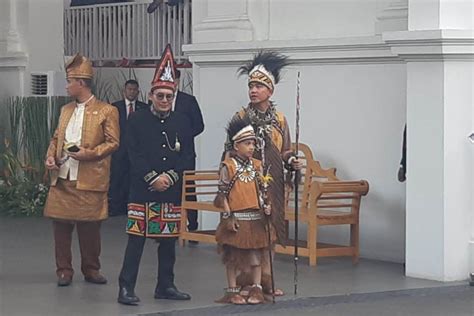 Foto Gibran Rakabuming Raka Dan Jan Ethes Pakai Baju Adat Papua Di