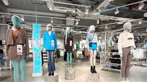 Primark in centro a Milano è tutto pronto quando apre il negozio