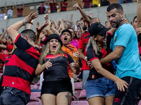 Sport faz alerta para torcida não arremessar objetos no gramado Sport