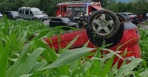 Auto Berschl Gt Sich Und Landet In Maisfeld Verletzte