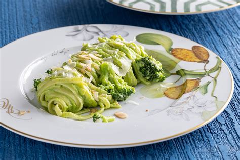 Ricetta Linguine Con Crema Di Broccoli E Mandorle Tostate Cucchiaio D