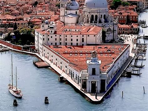 Best 5 Things in Punta Della Dogana Museum Venice