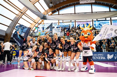 Volley Femminile Chieri Vince E Festeggia La Coppa Cuneo Retrocede