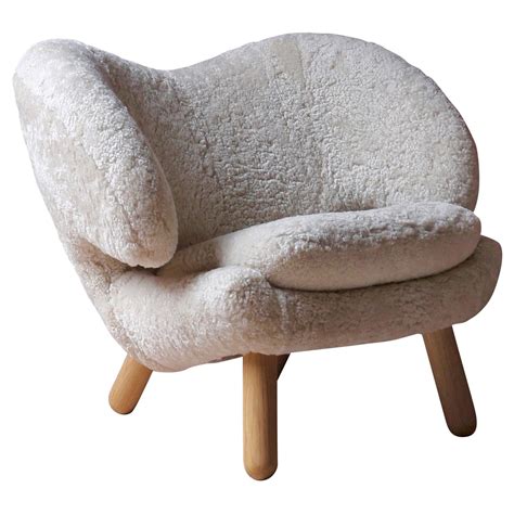 Finn Juhl Pelican Chair Skandilock Sheep Moonlight And Wood For Sale At