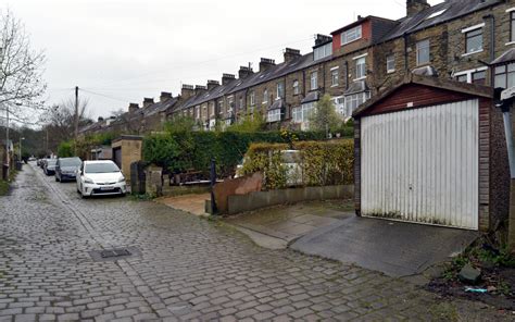 Alley Between Ferndale Grove And Habiloid Cc By Sa 2 0 Geograph