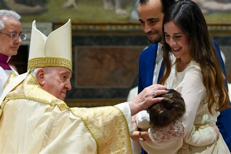 Il Papa Battezza 13 Bambini Insegnate Loro A Pregare