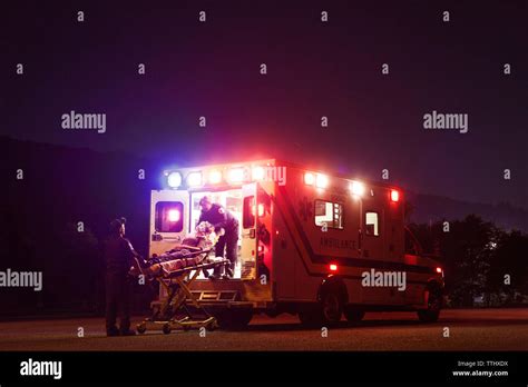 Los Param Dicos Llevando Paciente En Ambulancia Durante La Noche