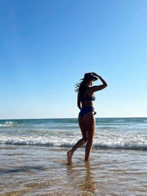 Maria Cerqueira Gomes Encanta Seguidores Ao Posar Em Biquini Na Praia