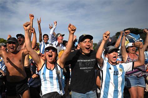 Hinchas Argentinos Festejan Tras La Angustia Del Final Con Australia