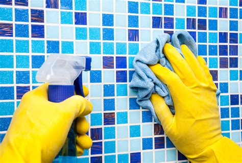 Cómo Limpiar los Azulejos del Baño y de la Cocina con Agua y Vinagre