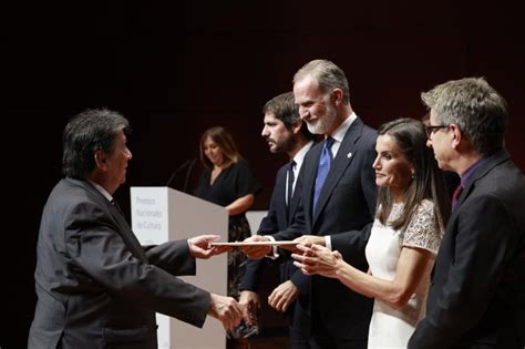 Luis Landero recoge de manos de los reyes de España el Premio Nacional