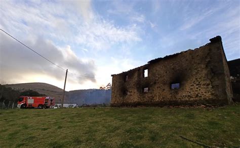 Un Incendio Destruye Por Completo Una Vivienda Deshabitada En Riotuerto