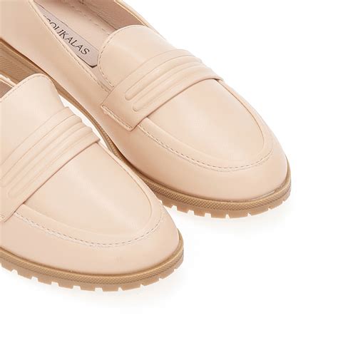 Mokasyny z ekoskóry nude z ozdobnym paskiem Tsoukalas Shoes