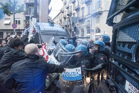 G Torino Scontri Tra Polizia E Manifestanti Manganellate E