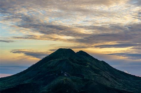 Amanecer escénico en batur y volcán agung kintamani isla de bali