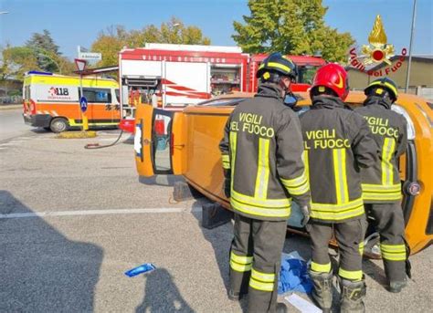 Forlì incidente auto si ribalta intervengono i Vigili del Fuoco