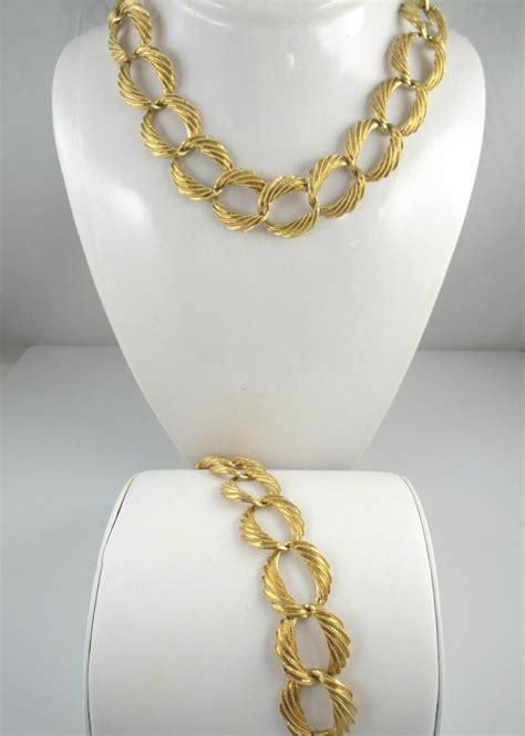 Signed Napier Vintage Textured Gold Tone Necklace And Gem