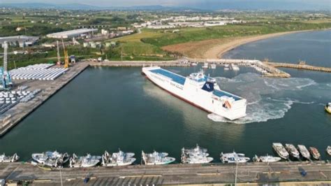 Al Porto Di Vasto Ingresso Record Stefano Marinucci Ormeggia Nave Da