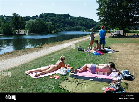 Ruhrlandschaft Zwei Maedchen Im Bikini Liegen Auf Einer Liegewiese