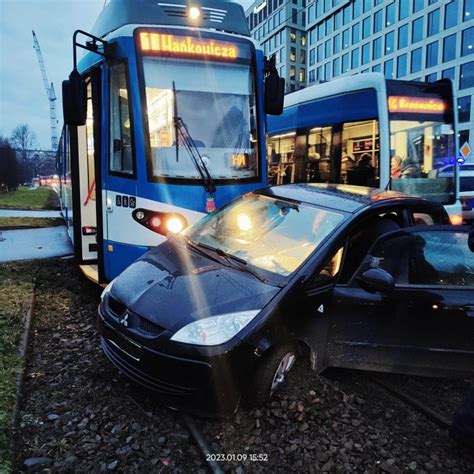 Kraków Kolejny wypadek z udziałem tramwaju i auta osobowego na alei