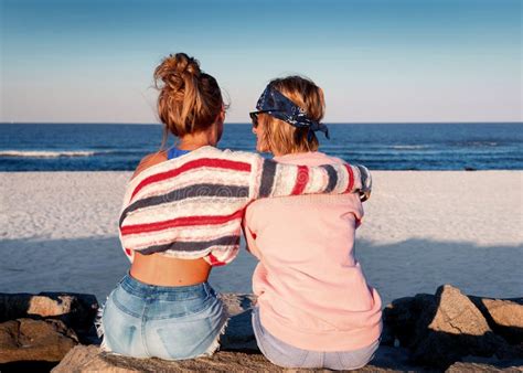 Twee Jonge Meisjes Beste Vrienden Die Samen Op Het Strand Bij S Zitten