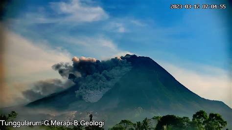 Lava Pijar Dan Awan Panas Kembali Meluncur Dari Gunung Merapi Pada