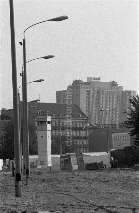 DDR Bildarchiv Berlin Fragmente Der Verfallenden Grenzbefestigung