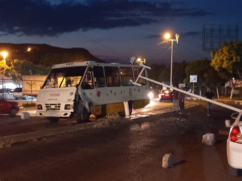 Camión derriba poste de luz el conductor resultó con una lesión leve