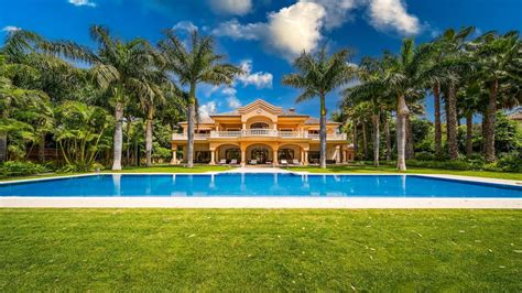 Luxurious Beachside Villa With A Spacious Plot Guadalmina Baja