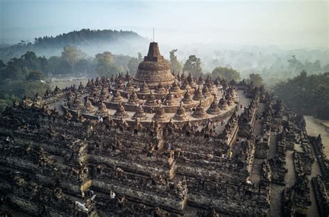 Explorer Le Temple De Borobudur