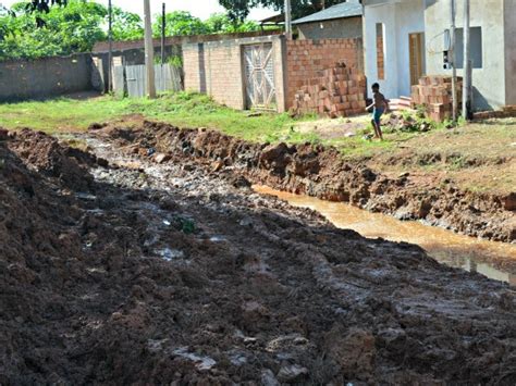 G1 Obra de drenagem rompe ramal e deixa moradores sem água em RO