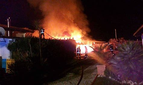 Incendio A Fuoco Gli Stabilimenti Balneari Haiti E Punto Mare