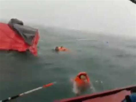 Cuaca Buruk Kapal Terbalik Pemancing Terombang Ambing Di Tengah Laut