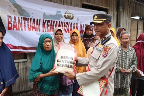 Masyarakat Kabupaten Ende Terima Bantuan Kemanusiaan Dari Kapolri