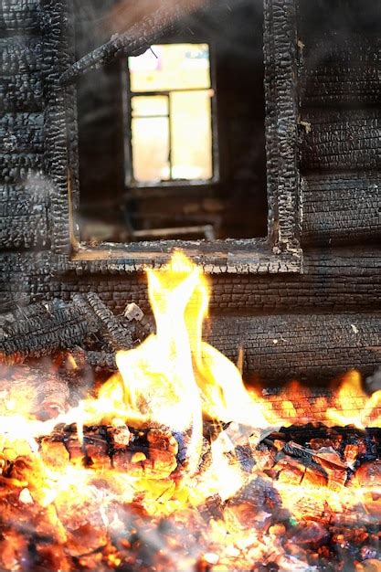 Casa De Madera Tras El Incendio Carbones En Los Troncos Las Cenizas