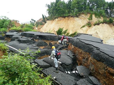 地震による土砂災害の現地調査は命懸け（正常性バイアス） 東北工業大学 東北工業大学