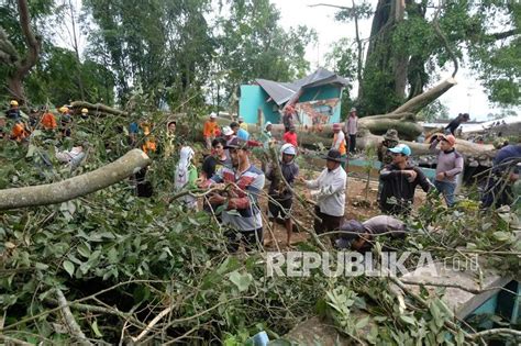 Puluhan Rumah Di Bangka Rusak Diterjang Puting Beliung Republika Online