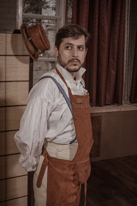 Un Hombre Joven Vestido En Ropa En El Estilo De Steampunk Foto De