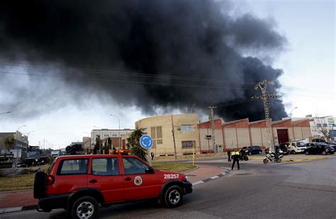 En Imágenes El Impresionante Incendio De Una Fábrica De Químicos Que