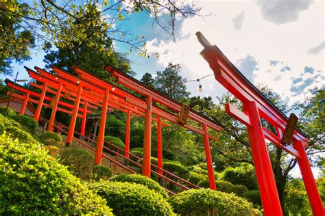 連なる赤い鳥居と広がる景色 浮羽稲荷神社 糸島そして九州の四季