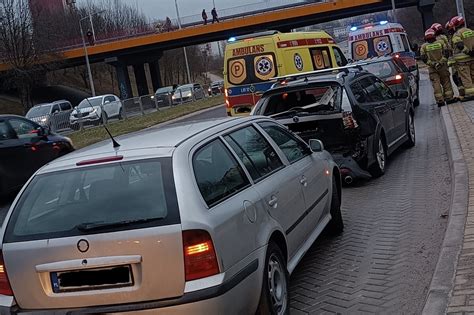 Zderzenie pojazdów na al Smorawińskiego w Lublinie W jednym z aut