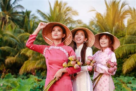 Una Bella Mujer Con Un Vestido Vietnamita Se Para De Pie Sonriendo Con