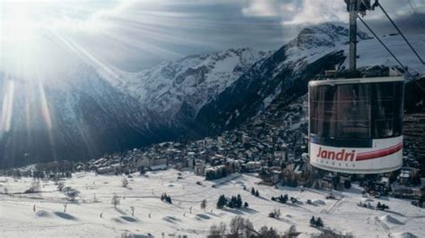 Isère un homme meurt après une chute de 40 mètres d une télécabine de