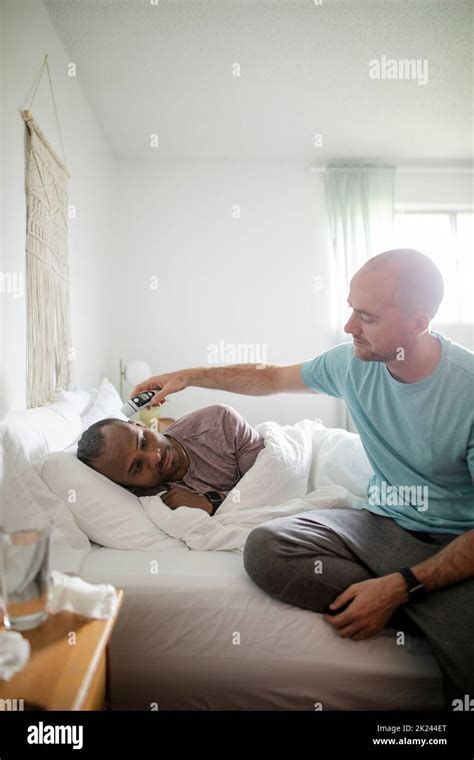 Man Gay Bed Banque De Photographies Et Dimages Haute R Solution Alamy