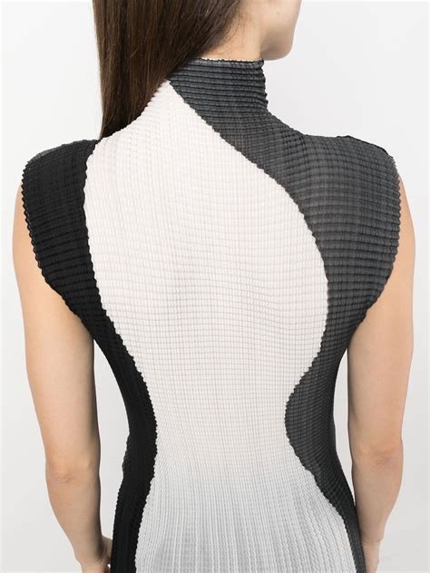 Issey Miyake Pleated Sleeveless Knitted Top Farfetch