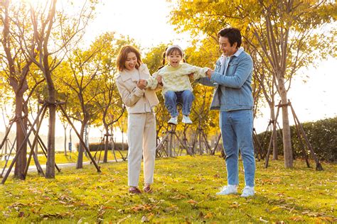 Mam Y Pap Con Hija Jugando En El Parque Foto Descarga Gratuita Hd