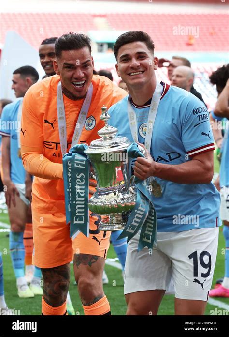 Julian Alvarez Von Manchester City Mit Der Troph E Des Fa Pokals