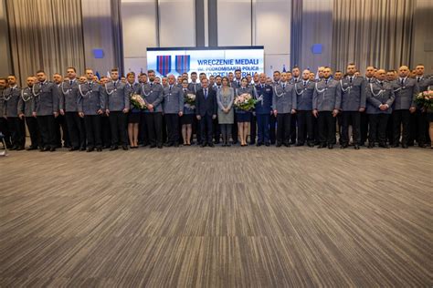 Policjanci z Myślenic odznaczeni medalami W grudniu z narażeniem życia